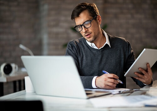 Handelsregisterauszug Mann arbeitet vor dem Laptop skrivanek gmbh