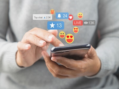 emoji übersetzer Handy in den Händen von Frauen skrivanek gmbh
