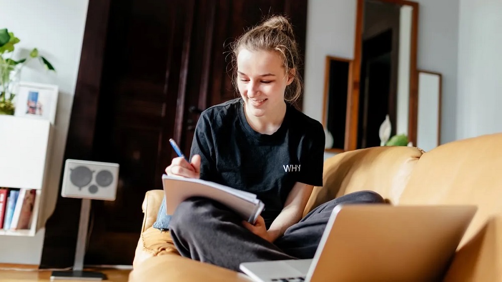 lägstes deutsches wort lächelnde Frau, die Notizen macht skrivanek gmbh lägstes deutsches wort lächelnde Frau, die Notizen macht skrivanek gmbh