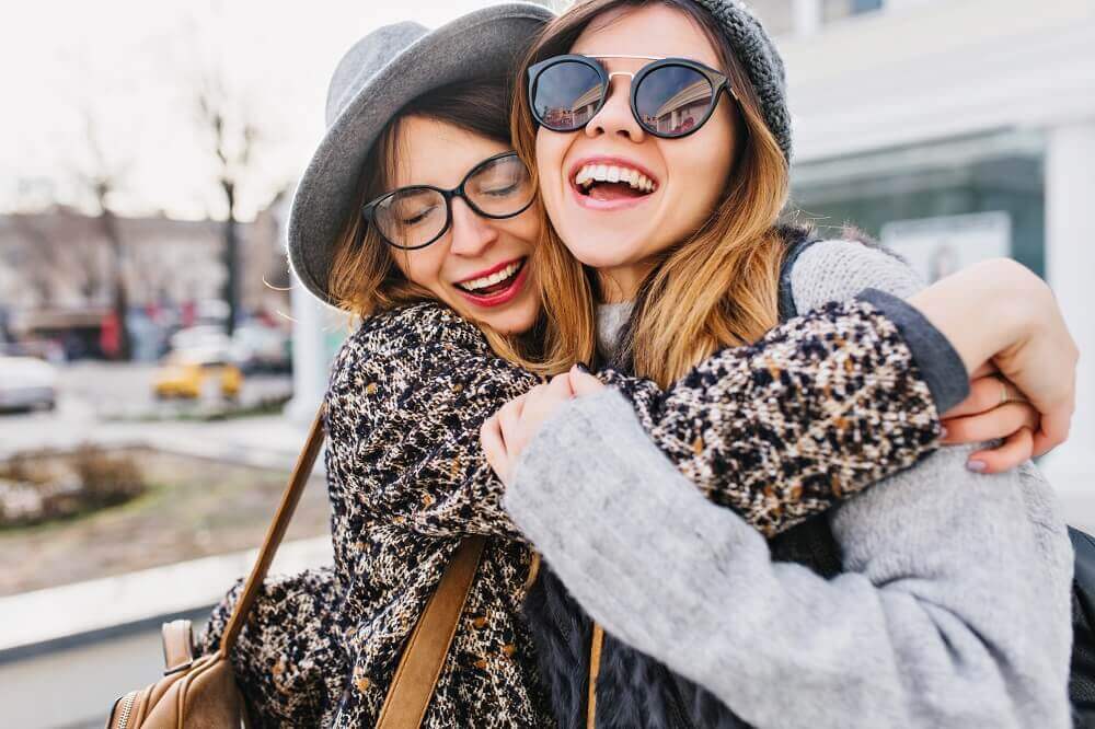 hallo auf polnisch lachende Frauen umarmen sich skrivanek gmbh