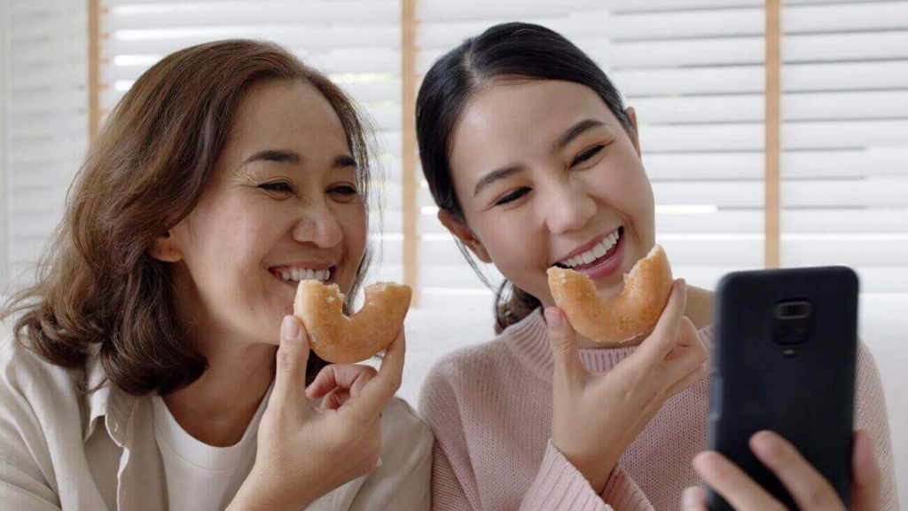 japanischer smiley zwei lachelnde asiatische Frauen skrivanek gmbh