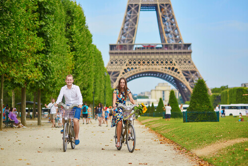 Paar auf Fahrradern in der Nahe des Eiffelturms in Paris franzosische Satze skrivanek