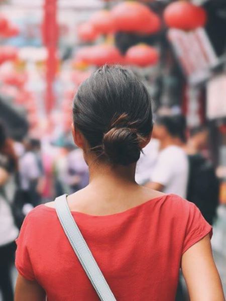 arigato Frau mit dem Rücken zugewandt auf der Straße in Japan skrivanek