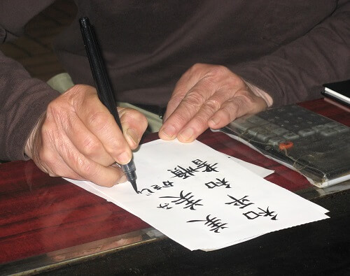 arigato jemand schreibt japanische Zeichen skrivanek