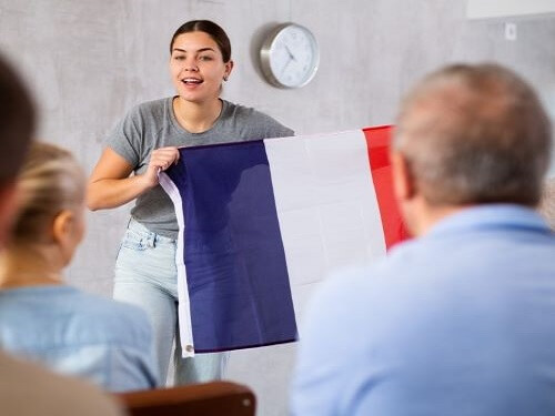 junge Tutorin halt die franzosische Nationalflagge wahrend einer Vorlesung