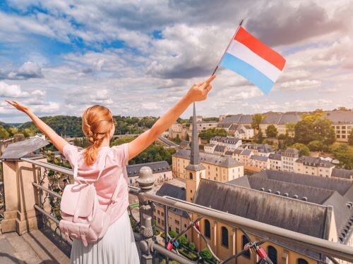 Frau mit luxemburgischer Fahne welche sprache spricht man in luxemburg skrivanek