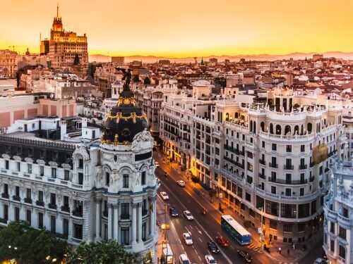 Panorama Luftaufnahme der Gran Via in Madrid hallo auf Spanisch skrivanek