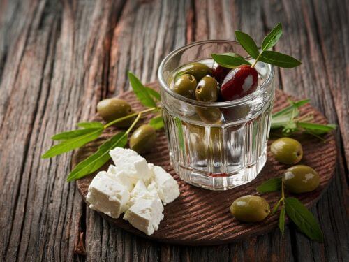 ein traditionelles griechisches Ouzo-Glas danke auf griechisch skrivanek