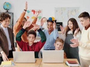 Schülergruppe feiert Lernerfolg vor Laptops im Klassenzimmer Was ist die einfachste Sprache der Welt Übersetzungsbüro Berlin Schulergruppe feiert Lernerfolg vor Laptops im Klassenzimmer Was ist die einfachste Sprache der Welt Ubersetzungsburo Berlin