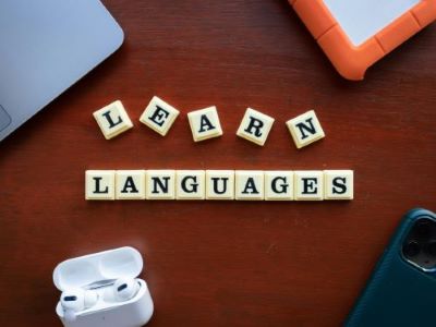 Scrabble Buchstaben mit dem Text LEARN LANGUAGES auf einem Holztisch Was ist die einfachste Sprache der Welt Ubersetzungsburo Berlin