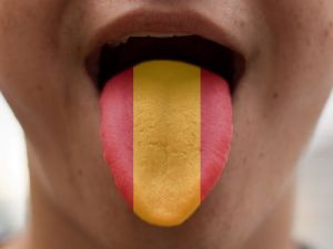 Zunge mit aufgemaltem Spanien-Flaggenmotiv als Symbol für Sprache und Kultur, Auswandern nach Spanien, Übersetzungsbüro Berlin Zunge mit aufgemaltem Spanien Flaggenmotiv als Symbol fur Sprache und Kultur Auswandern nach Spanien, Ubersetzungsburo Berlin