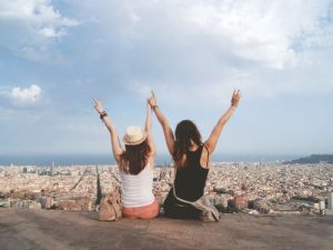 Zwei junge Frauen genießen die Aussicht über Barcelona und symbolisieren die Freiheit und Abenteuerlust beim Auswandern nach Spanien Übersetzungsbüro Berlin Zwei junge Frauen genießen die Aussicht über Barcelona und symbolisieren die Freiheit und Abenteuerlust beim Auswandern nach Spanien Ubersetzungsburo Berlin