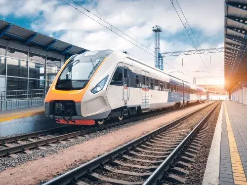Hochgeschwindigkeitszug auf dem Bahnhof bei Sonnenuntergang Übersetzungen für die Bahnbranche Übersetzungsbüro Berlin Hochgeschwindigkeitszug auf dem Bahnhof bei Sonnenuntergang Ubersetzungen fur die Bahnbranche Ubersetzungsburo Berlin