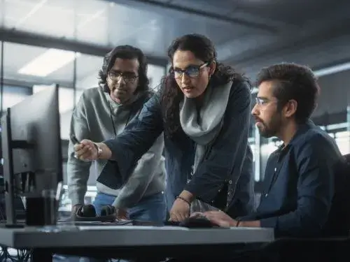 Internationales Team von IT Experten arbeitet gemeinsam an einem digitalen Projekt Übersetzungen für die Bahnbranche Übersetzungsbüro Berlin Internationales Team von IT Experten arbeitet gemeinsam an einem digitalen Projekt Ubersetzungen fur die Bahnbranche Ubersetzungsburo Berlin
