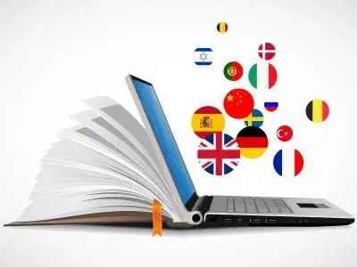 Offenes Buch und Laptop mit Landerflaggen Symbol fur Ubersetzung Thema was ist ein Glossar