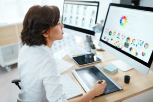 Grafikdesigner arbeitet am Computer Schriftsatz Skrivanek Grafikdesigner arbeitet am Computer Schriftsatz Skrivanek