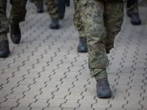 Soldaten in Tarnuniform beim Marsch Symbol fur Disziplin und hohe Einsatzbereitschaft Ubersetzugnsburo Berlin