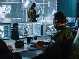 Soldaten Uberwachen Einsatzdaten an mehreren Monitoren – ein zentraler Bestandteil moderner militarischer Interoperabilitat Ubersetzungsburo Berlin