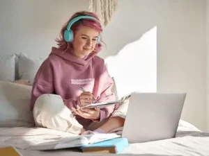 Young woman studying online and researching the easiest languages to learn for German speakers Ubersetzungsburo Berlin