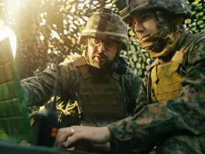 Zwei Soldaten analysieren Daten auf einem Laptop Kommunikation und Einsatzbereitschaft Ubersetzugnsburo Berlin